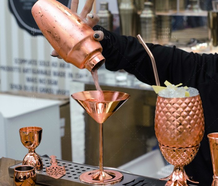Pineapple Cup Kupfer neben dem Drink