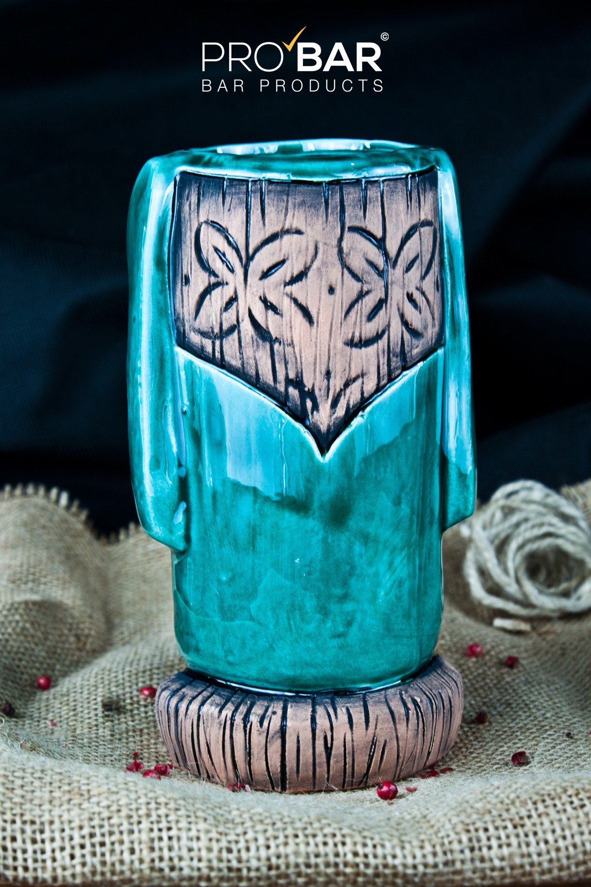 Tiki Mug Moai dekoriert, Ansicht von der Seite