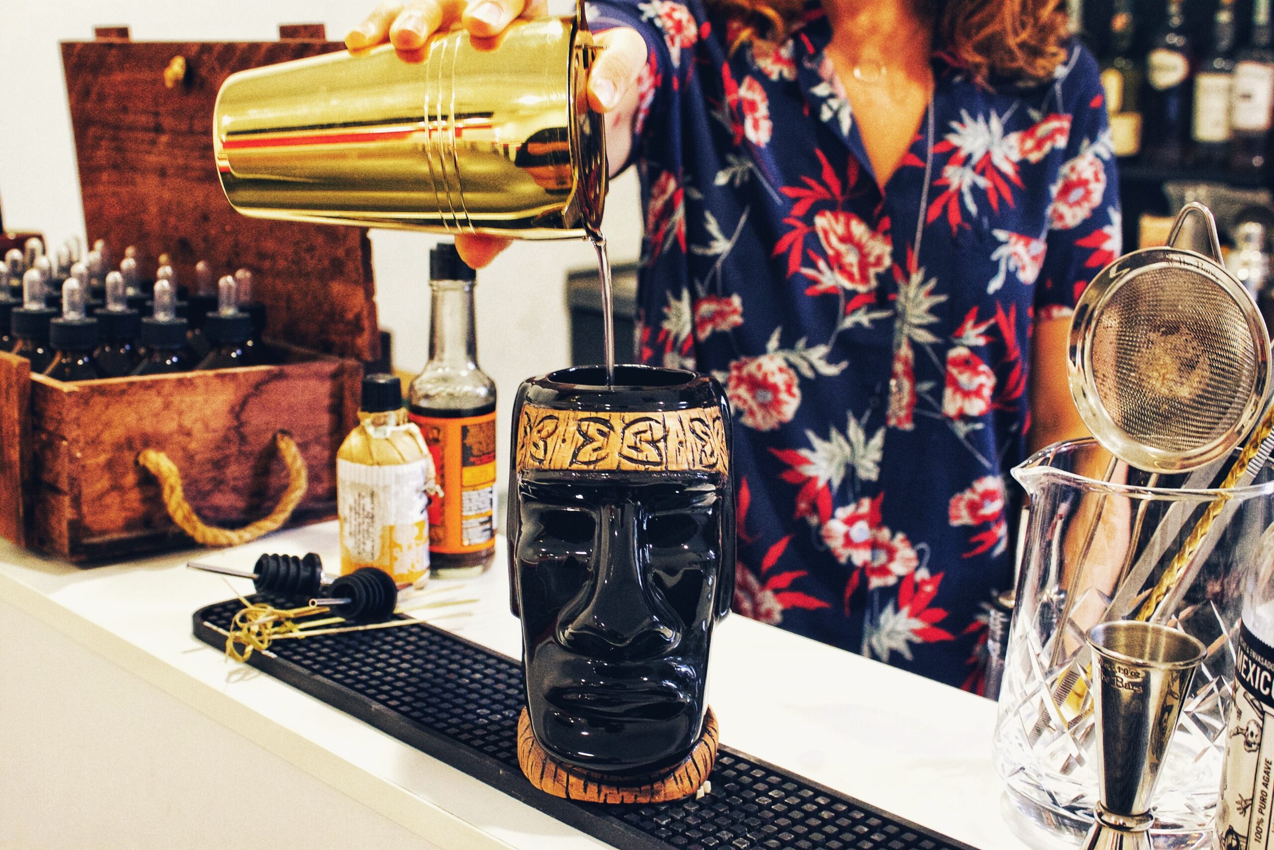 Tiki Mug Moai Black, Detail des Reliefs in Schwarz