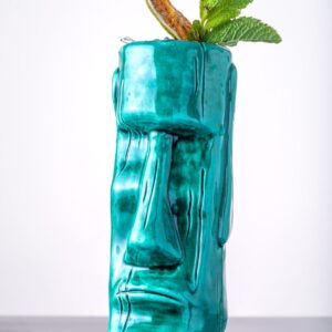 Tiki Mug Moai Türkis aus handbemalter Keramik mit Moai-Kopf im Relief auf hoher Tumbler-Form