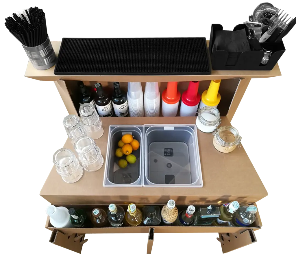 Workstation Easy aus Karton, aufgebaut und ausgestattet