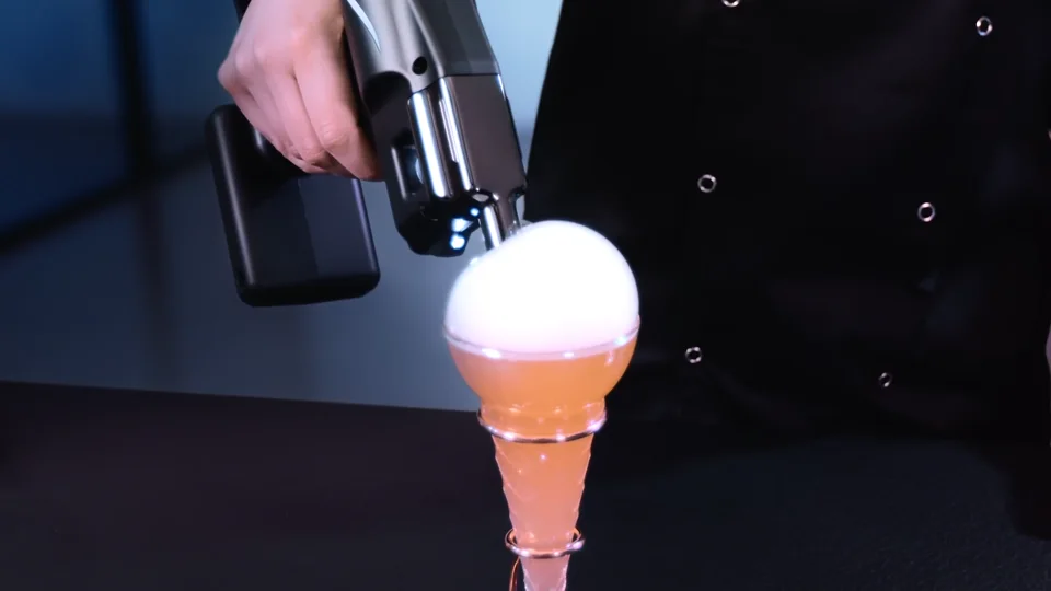 De aromabel op de drink gelegd