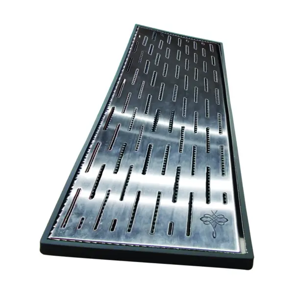 Barmat van The Bars 60 x 20 cm met rooster van roestvrij staal op zwarte rubberen mat
