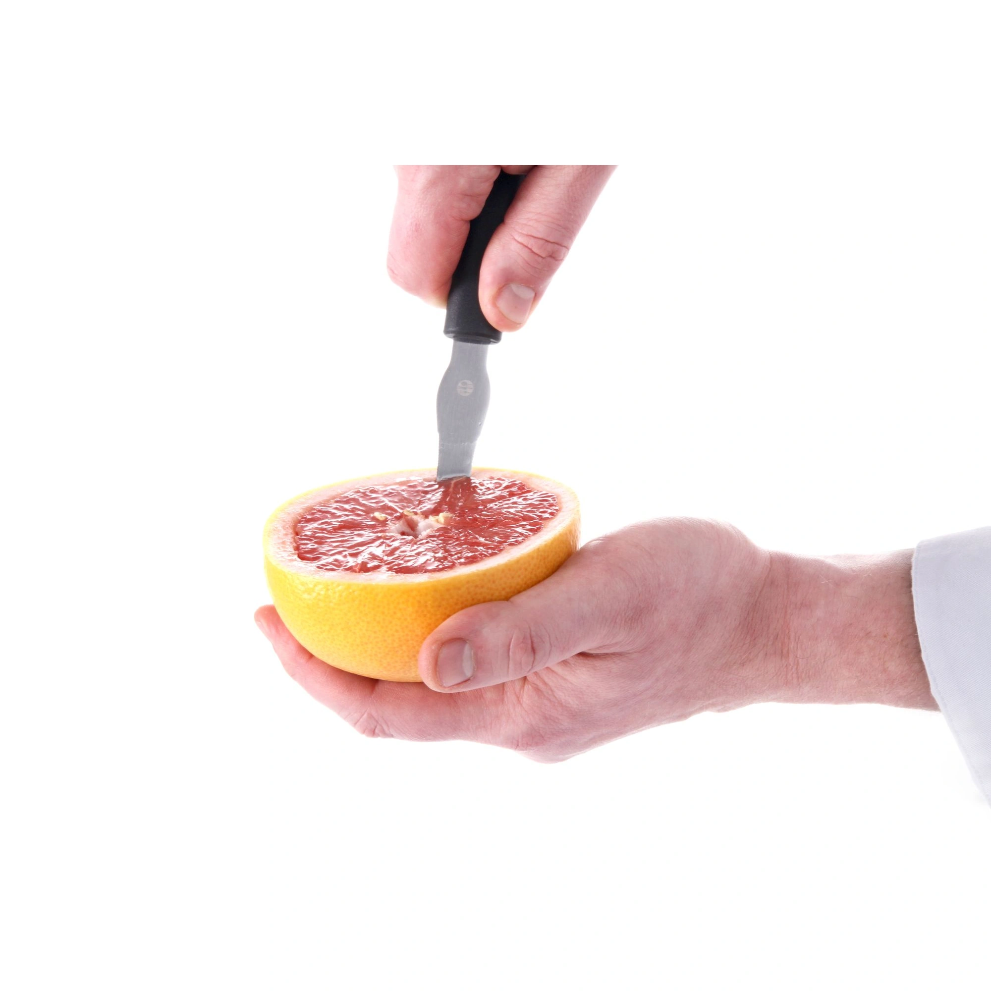 Grapefruit mes in gebruik: het lemmet gaat tussen vruchtvlees en schil van een halve grapefruit