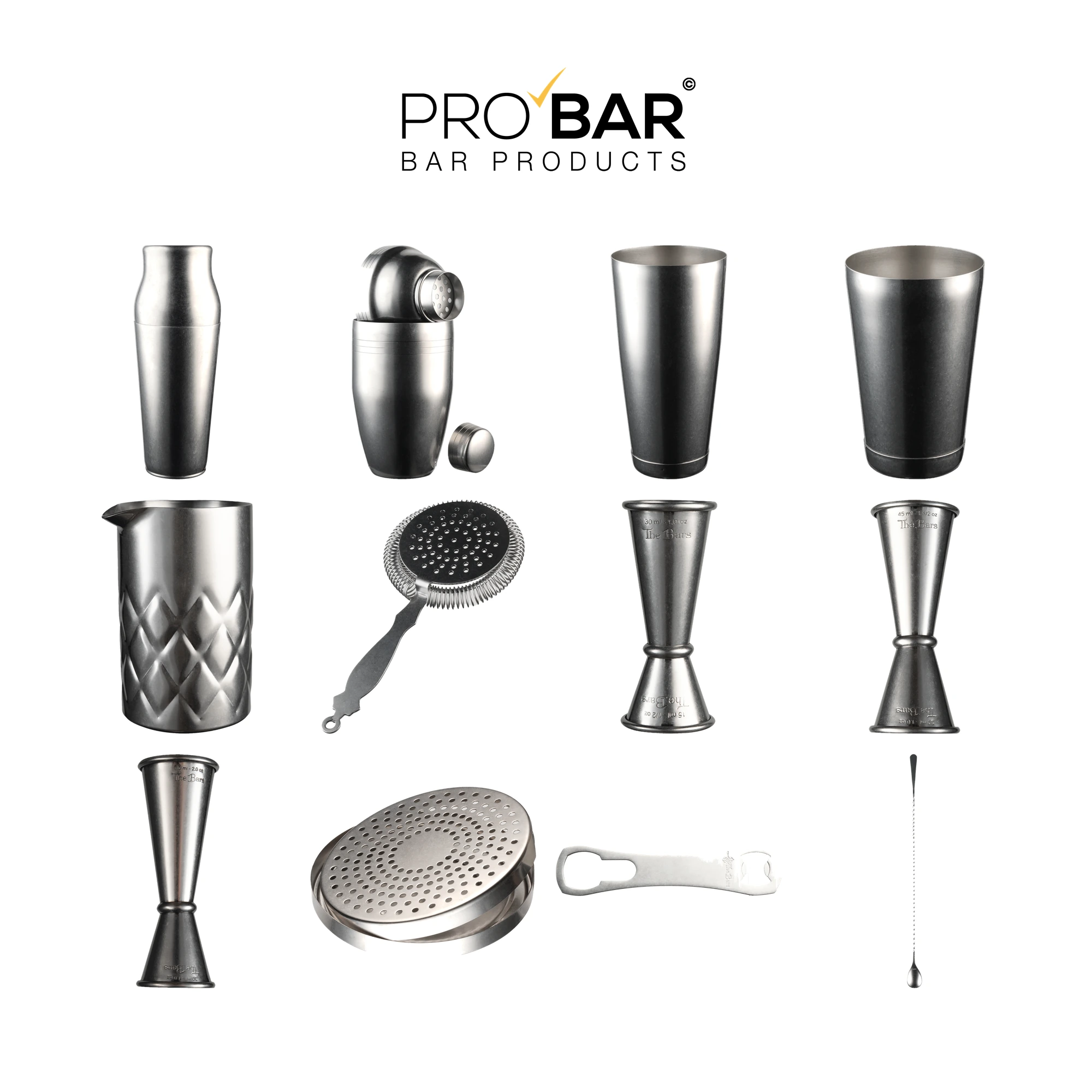 Cocktail shaker set Vintage The Bars: shakers, mixing tin, jiggers en barlepel naast elkaar