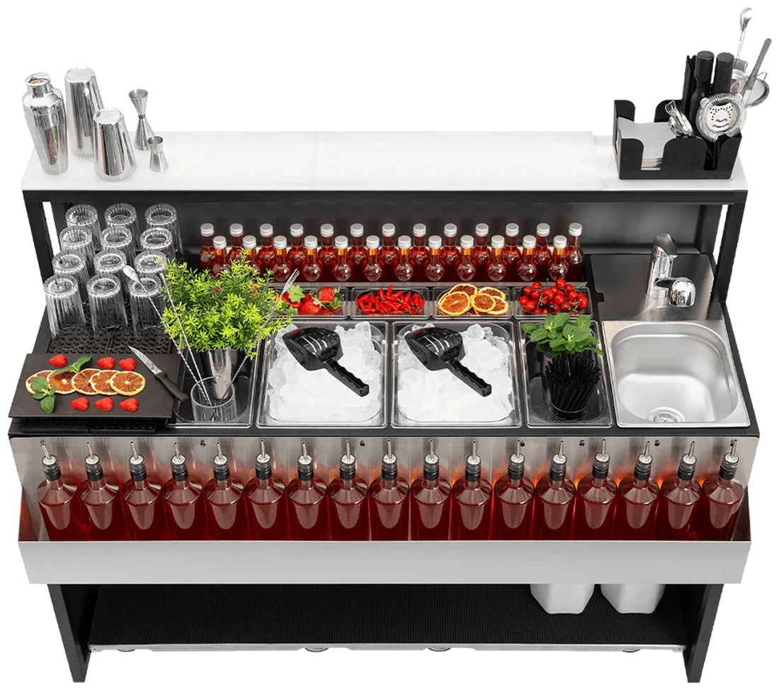 A estação de bar portátil equipada: cubas com gelo e guarnições, garrafas no speed rack, copos