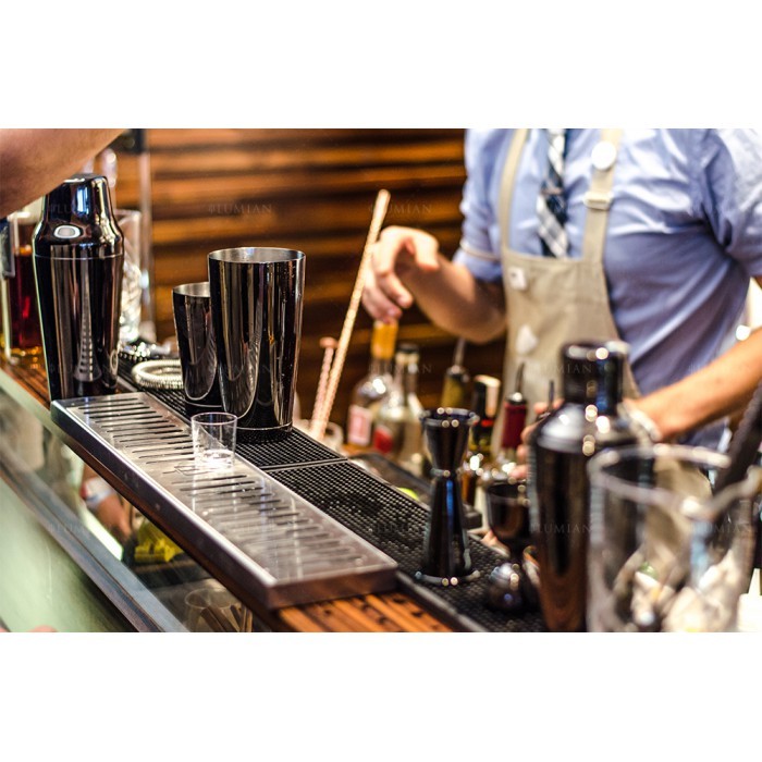 Tapete de bar ranhurado em inox no tampo de trabalho