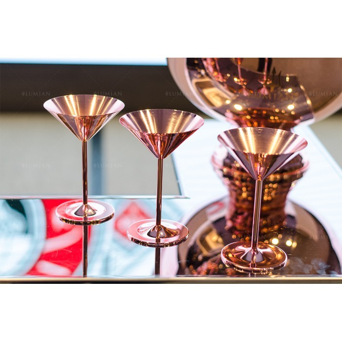 taça Martini Bond em cobre, forma em cone com pé direito
