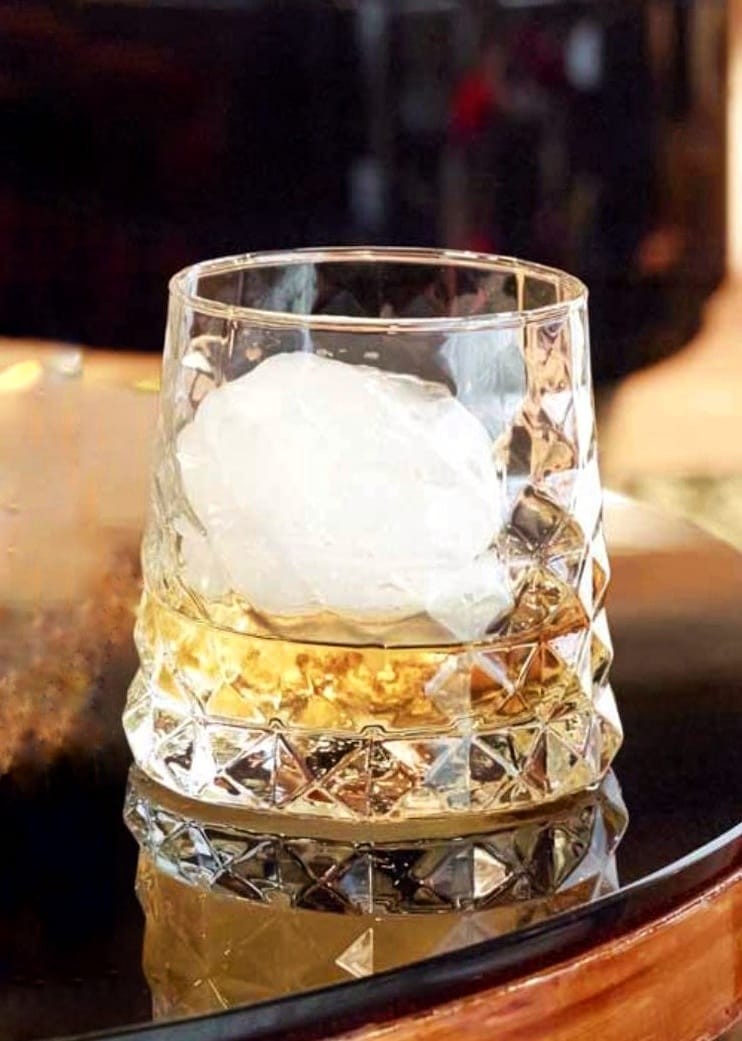copo old fashioned Diamond 32 cl com um Negroni e gelo