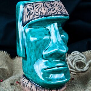 caneca tiki Moai decorada em turquesa, cerâmica pintada à mão