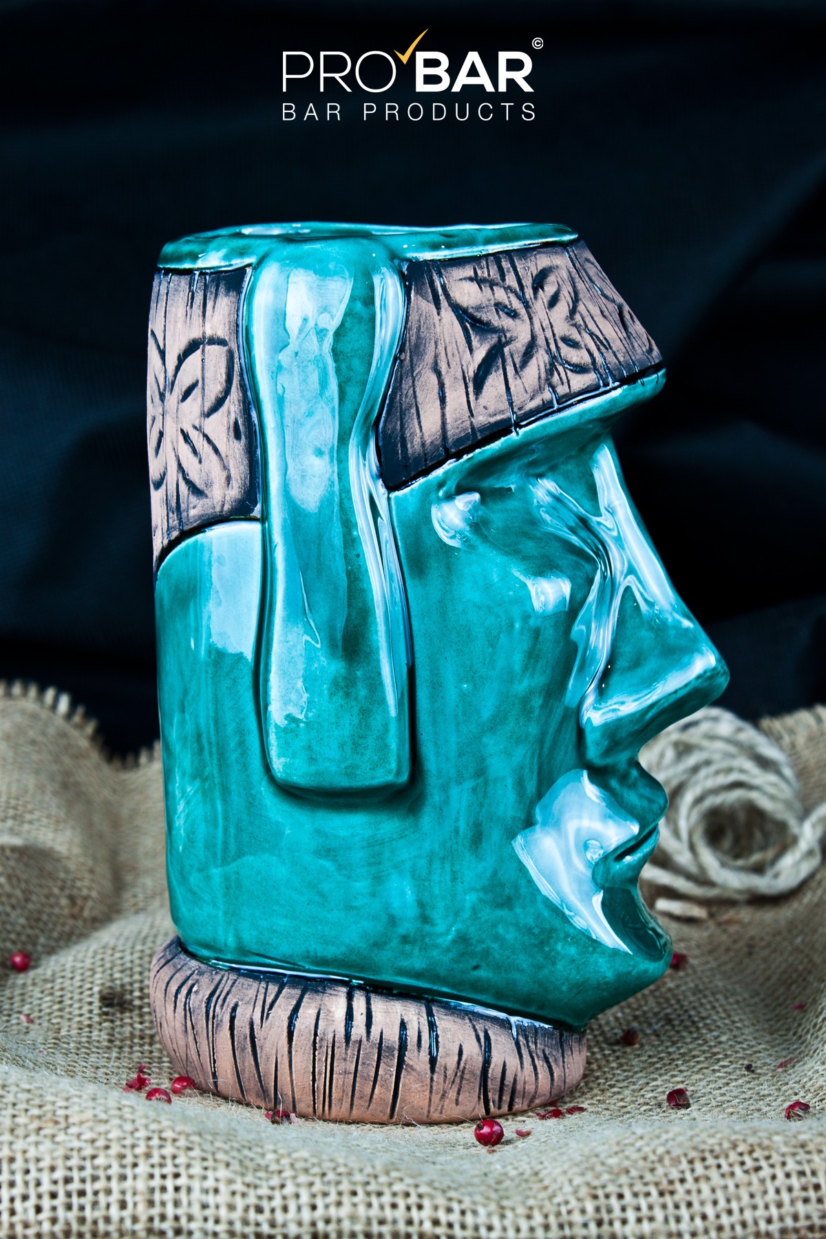 caneca tiki Moai decorada, pormenor dos motivos polinésios gravados
