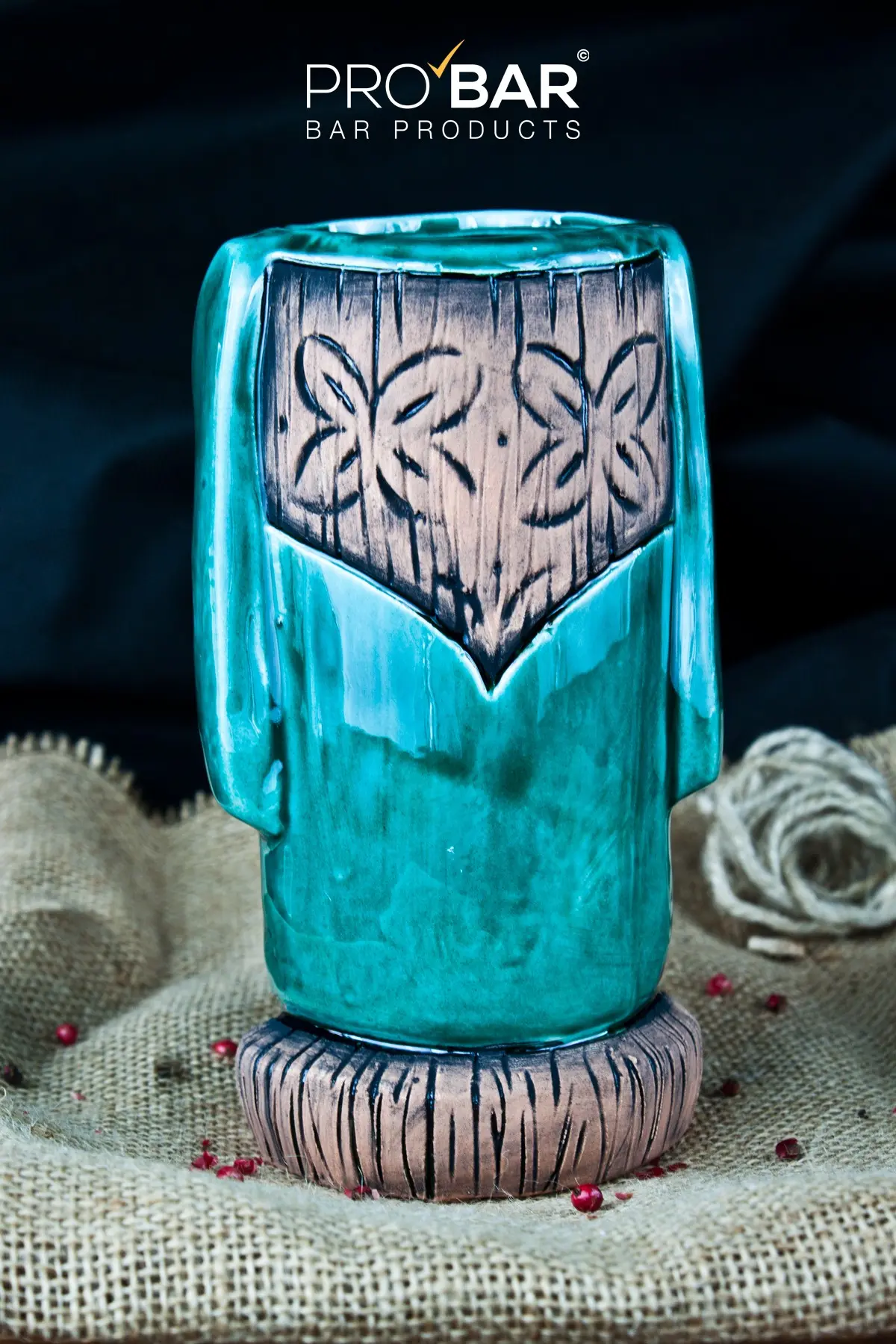 caneca tiki Moai decorada em turquesa ao lado das canecas de tons terra