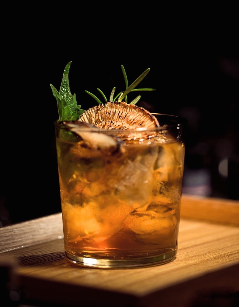 Copo old fashioned Bodega 37 cl com um cubo grande de gelo