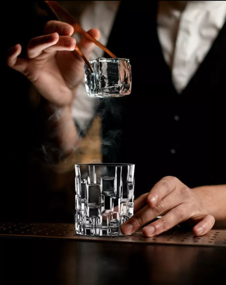 copo old fashioned Etna 33 cl com um cubo de gelo de 5 cm