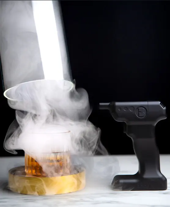 Flavour Blaster mini kit a fazer a bolha aromática sobre um cocktail