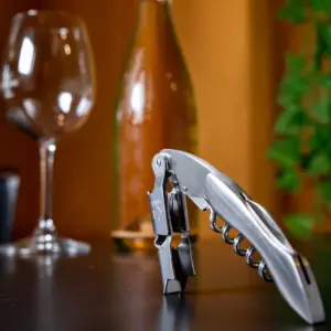 saca-rolhas de sommelier The Bars em aço polido, fechado, com a espiral recolhida