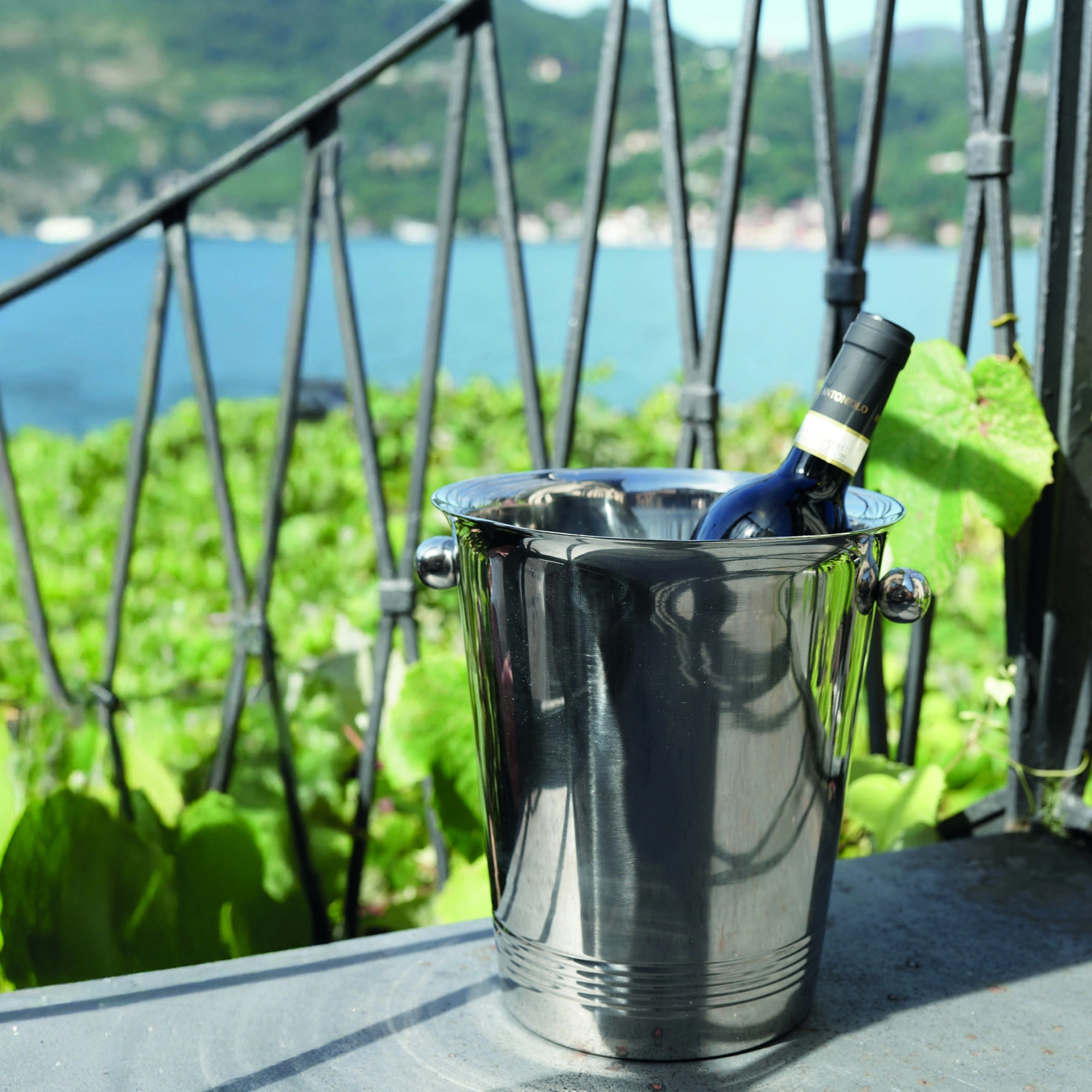 balde de gelo inox The Bars Classic Line polido, com duas asas e frisos em relevo na base