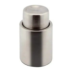 rolha de vácuo para vinho em inox ILSA Mixage, o dedo a pressionar a cabeça na garrafa