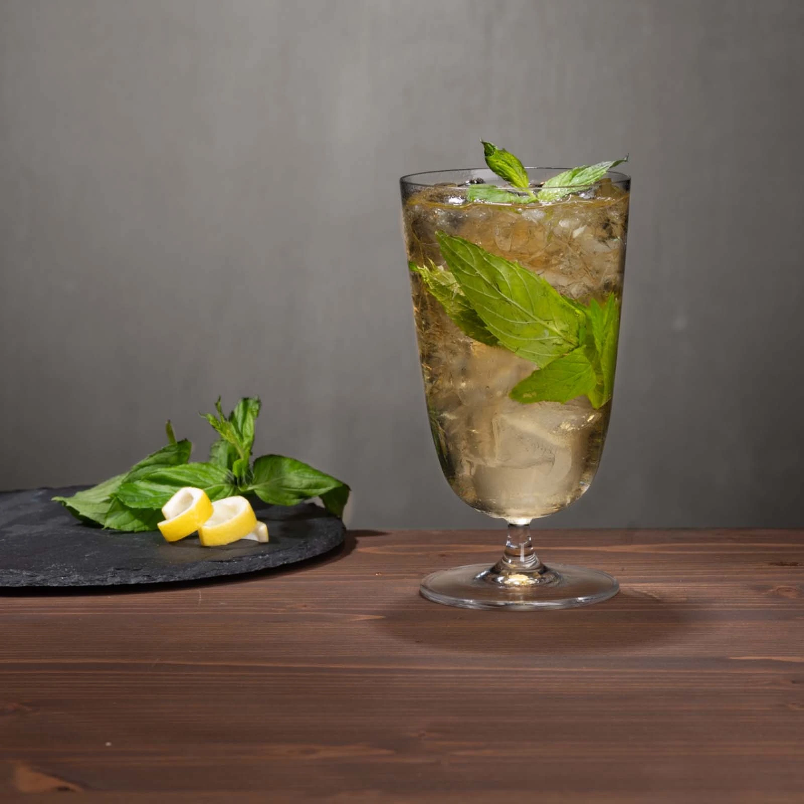 Copo highball Bargiani da NUDE de 37 cl com uma bebida longa de hortelã