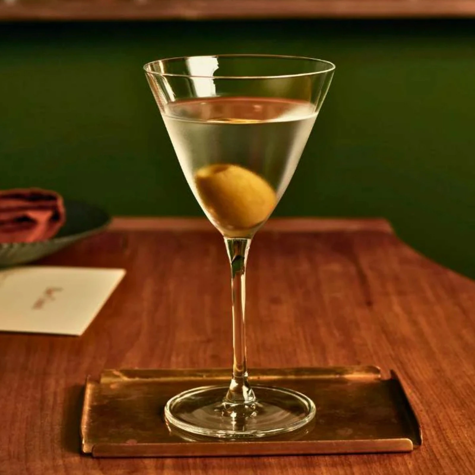 Copo martini Bargiani da NUDE de 19 cl com um Martini e uma azeitona