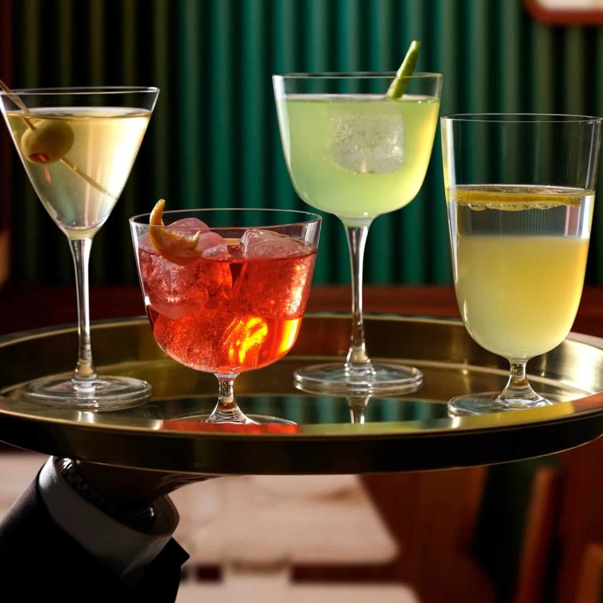 Copos NUDE da coleção Bargiani com quatro cocktails num tabuleiro